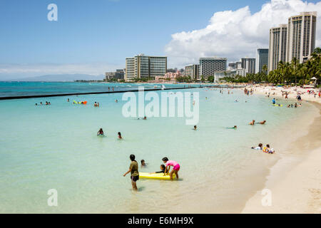 Honolulu Waikiki Beach Hawaii, Hawaiian, Oahu, Kuhio Beach Park, Océan Pacifique, Sheraton, hôtel, Hyatt Regency, front de mer, bains de soleil, sable, horizon de la ville, haut r Banque D'Images