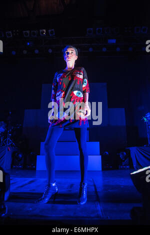 Glasgow, Ecosse, Royaume-Uni. 27 août, 2014. St Vincent aka Annie Clark joue sur la scène à 02 ABC Glasgow le 26 août 2014 à Glasgow : Crédit Kovak Sam/Alamy Live News Banque D'Images