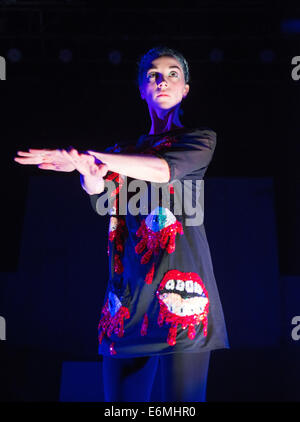 Glasgow, Ecosse, Royaume-Uni. 27 août, 2014. St Vincent aka Annie Clark joue sur la scène à 02 ABC Glasgow le 26 août 2014 à Glasgow : Crédit Kovak Sam/Alamy Live News Banque D'Images