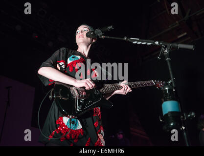Glasgow, Ecosse, Royaume-Uni. 27 août, 2014. St Vincent aka Annie Clark joue sur la scène à 02 ABC Glasgow le 26 août 2014 à Glasgow : Crédit Kovak Sam/Alamy Live News Banque D'Images