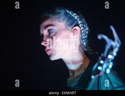 Glasgow, Ecosse, Royaume-Uni. 27 août, 2014. St Vincent aka Annie Clark joue sur la scène à 02 ABC Glasgow le 26 août 2014 à Glasgow : Crédit Kovak Sam/Alamy Live News Banque D'Images