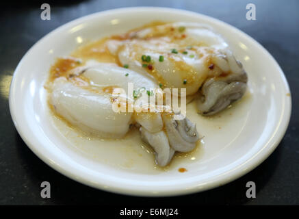 Calmars frais avec sauce épicée pour préparer des grillades Banque D'Images