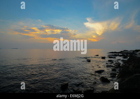 Beau lever de soleil sur l'océan de l'île de Samed, Rayong, Thaïlande Banque D'Images