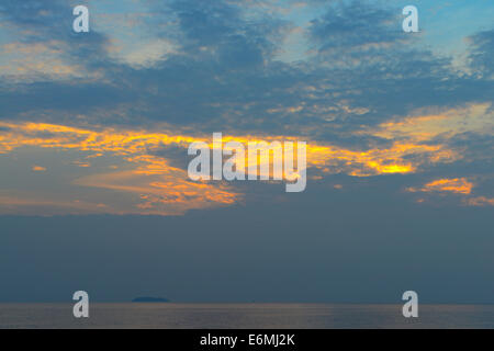 Beau lever de soleil sur l'océan de l'île de Samed, Rayong, Thaïlande Banque D'Images