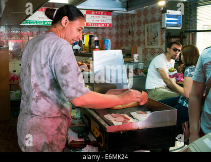 Sandwich Bar Bracha est l'un des endroits les plus populaires de Haïfa. Banque D'Images