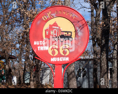 OK County Route 66 sign in Arcadia Oklahoma Banque D'Images