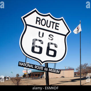 Le musée national de la route 66 à Elk City, Oklahoma, célèbre l'histoire et la culture de Mother Road avec des expositions et un charme nostalgique en bord de route. Banque D'Images
