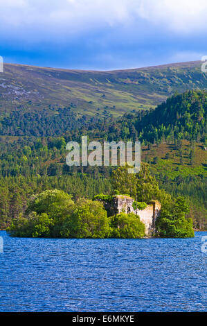 Le château en ruine sur une île dans le Loch an Eilein, illuminée par le soleil du soir, Rothiemurchus Cairngorms, Highlands, Scotland Banque D'Images