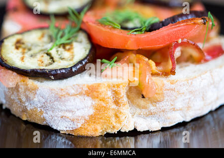 Sandwich avec bacon, tomate et l'aubergine Banque D'Images