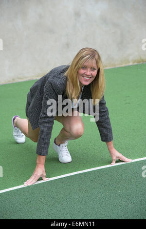 Businesswoman wearing a suit et formateurs ready to race Ready set go concept Banque D'Images