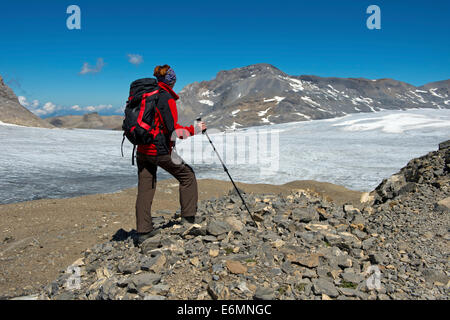 Randonneur à la recherche à partir de la pointe de la Plaine Morte sur la Plaine Morte plateau glaciaire vers le sommet de la montagne Wildstrubel Banque D'Images