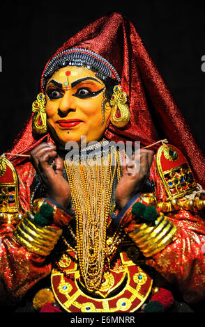 Rituel traditionnel, Kathakali Dance Theatre, Varkala, Kerala, au sud-ouest de l'Inde, l'Inde Banque D'Images