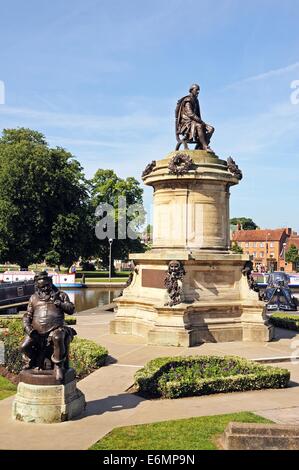 Statue de William Shakespeare assis sur le dessus de la Memorial Gower avec Falstaff à l'avant-plan, Stratford-upon-Avon, Royaume-Uni. Banque D'Images