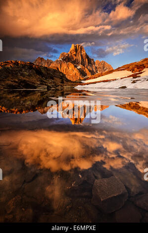 Pale di San Martino (Dolomiti) : j'Bureloni, la Vezzana e il Cimon della Pala visti da uno dei laghi della Biotopo del Cavallazza Banque D'Images