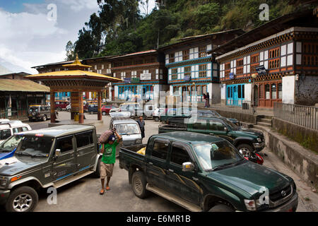 L'est du Bhoutan, les véhicules garés à Trashigang, boutiques dans main bazaar Banque D'Images