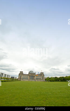 BERLIN, ALLEMAGNE - 25 mai 2014 : Le bâtiment du Reichstag et de touristes résidents et visiteurs sur le terrain. Le Reichstag buildi Banque D'Images