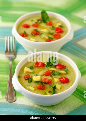 Soupe froide de courgettes et d'avocat. Recette disponible. Banque D'Images