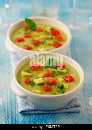 Soupe froide de courgettes et d'avocat. Recette disponible. Banque D'Images