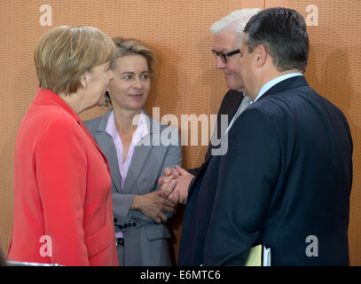 La chancelière allemande, Angela Merkel (CDU,L-R), le ministre allemand de la défense, Ursula von der Leyen (CDU), le ministre allemand des affaires étrangères, Frank-Walter STEINMEIER (SPD) et le ministre fédéral de l'économie et de l'énergie et vice-chancelier allemand Sigmar Gabriel (SPD) parler avant la réunion du cabinet à Berlin, Allemagne, 27 août 2014. Photo : Tim Brakemeier/dpa Banque D'Images