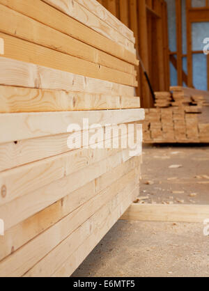 Pile de planches en bois dans maison Banque D'Images