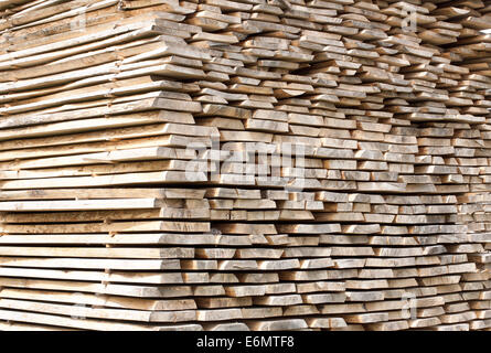 Pile de planches en bois pour la construction des bâtiments et la production de meubles Banque D'Images