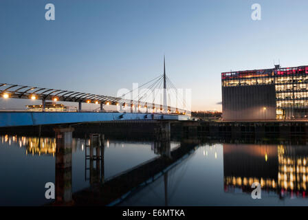 Une nuit photographie de la BBC Ecosse siège et cloches bridge à Glasgow Banque D'Images