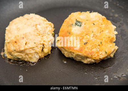 Gâteaux de crabe frais browning dans l'huile chaude dans une casserole Banque D'Images