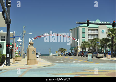 Entrée presque déserte de la rue à Daytona Beach, Floride, États-Unis Banque D'Images