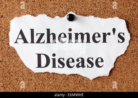 Bout de papier déchiré par les mots "la maladie d'Alzheimer' à Liège (bulletin board). Banque D'Images