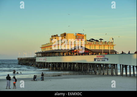 Daytona Beach Pier dans la dernière lumière du jour. Daytona Beach, Floride, USA Banque D'Images