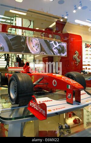 Shopping dans le centre-ville de Milan (Italie), Ferrari store dans la rue Vittorio Emanuele Banque D'Images