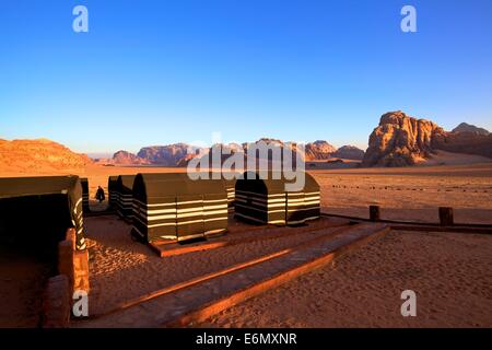 Camp bédouin, Wadi Rum, Jordanie, Moyen-Orient Banque D'Images