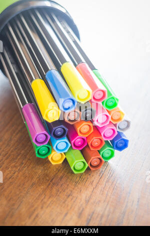 Stylos magiques colorées sur une table en bois, stock photo Banque D'Images