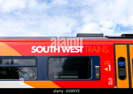 South West Trains Nom et logo sur le côté du train Banque D'Images