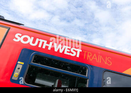 South West Trains Nom et logo sur le côté du train Banque D'Images