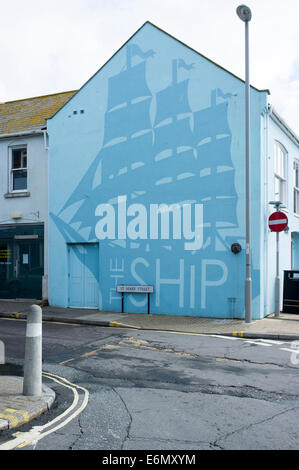 Grand tableau peint d'un navire à l'extrémité du mur d'un pub britannique appelé le Ship Inn Weymouth Dorset UK Banque D'Images