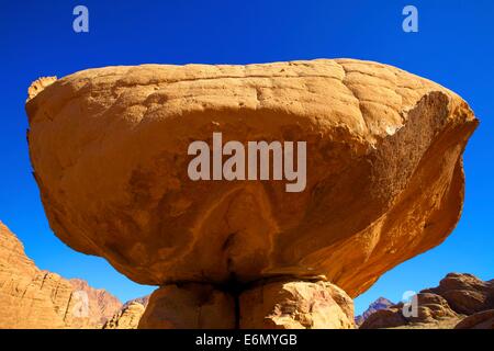 Rocher en forme de champignon, Wadi Rum, Jordanie, Moyen-Orient Banque D'Images