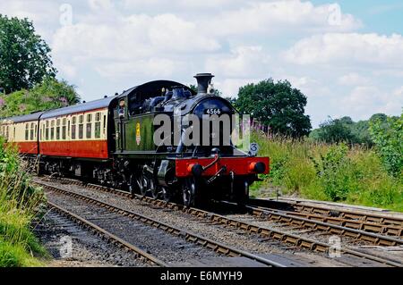 Petites Prairies Locomotive 4500 Class 2-6-2T le nombre 4566 approche d'Arley gare, England, UK. Banque D'Images