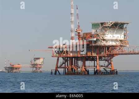 Des plates-formes pour l'extraction de pétrole et de gaz naturel en mer Adriatique Mer Ravenne (Italie) Banque D'Images