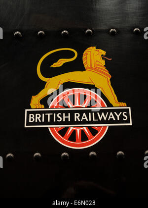 British Rail logo sur un moteur à vapeur d'époque au bord de lac et de Haverthwaite que fer, dans le district du lac,Angleterre,UK Banque D'Images