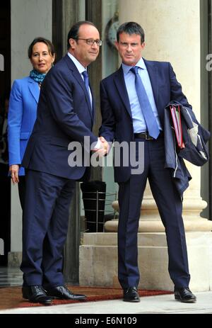 Paris, France. 27 août, 2014. Le Président français François Hollande (G) et le Premier ministre français, Manuel Valls, se serrer la main qu'il quitte après la réunion hebdomadaire du cabinet à Paris, France, le 27 août, 2014. La France Secrétaire général de l'Elysée, Jean-Pierre Jouyet, a dévoilé mardi le nouveau gouvernement dirigé par le Premier ministre Manuel Valls, un jour après la démission de l'ancien gouvernement. Source : Xinhua/Alamy Live News Banque D'Images