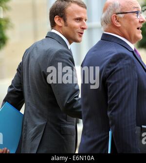 Paris, France. 27 août, 2014. La nouvelle ministre de l'économie, Emmanuel Macron (L) et le ministre français des finances Michel Sapin congé après la réunion hebdomadaire du cabinet à Paris, France, le 27 août, 2014. La France Secrétaire général de l'Elysée, Jean-Pierre Jouyet, a dévoilé mardi le nouveau gouvernement dirigé par le Premier ministre Manuel Valls, un jour après la démission de l'ancien gouvernement. Source : Xinhua/Alamy Live News Banque D'Images