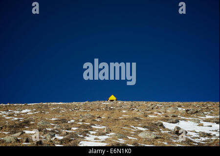 17 novembre 2012 - Région d'Almaty, Kazakhstan - un ''house'' pour la recherche d'orages dans les montagnes. Situé à 3400 m au-dessus du niveau de la mer...La Station de recherche Highland Tian-chan au Kazakhstan appartenant à la Fédération de P.N. L'Institut de Physique Lebedev a été commencé dans le 1958, quand les pays se sont battus pour la priorité dans l'espace et de la recherche. En premier lieu la race cosmique était très important..Le but de la station est d'enquêter sur les rayons cosmiques et leur large gamme d'énergies nucléaire et l'astrophysique à la fois- leur aspect physique, leurs interactions et les phénomènes. La plupart des sc Banque D'Images