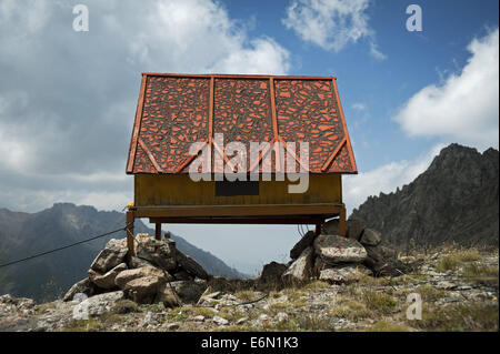 2 août 2011 - Région d'Almaty, Kazakhstan - un ''house'' pour la recherche d'orages en montagne...La Station de recherche Highland Tian-chan au Kazakhstan appartenant à l'A.P. L'Institut de Physique Lebedev a été commencé dans le 1958, quand les pays se sont battus pour la priorité dans l'espace et de la recherche. En premier lieu la race cosmique était très important..Le but de la station est d'enquêter sur les rayons cosmiques et leur large gamme d'énergies nucléaire et l'astrophysique à la fois- leur aspect physique, leurs interactions et les phénomènes. La plupart des scientifiques nommèrent l'endroit de la station spatiale. (Cre Banque D'Images