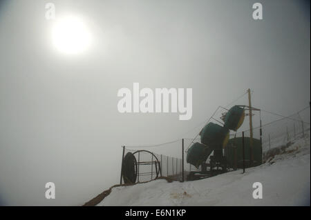 19 novembre 2012 - Région d'Almaty, Kazakhstan - Le détecteur optique. L'Horizon nommé expérience-T. L'expérience était en cours de développement depuis 1974 ; détecteur optique a été installé qu'en 2011. Cet appareil est plus puissant que Grand collisionneur de hadrons... La Station de recherche Highland Tian-chan au Kazakhstan appartenant à l'A.P. L'Institut de Physique Lebedev a été commencé dans le 1958, quand les pays se sont battus pour la priorité dans l'espace et de la recherche. En premier lieu la race cosmique était très important..Le but de la station est d'enquêter sur les rayons cosmiques et leur large gamme d'énergies à la fois astrophysic Banque D'Images