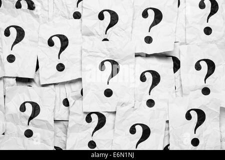 Notes de papier froissé avec interrogation. Noir et blanc. Banque D'Images