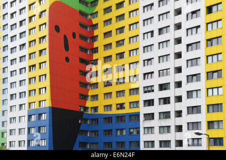 La façade de l'Gustavo gratte-ciel, un plattenbau rénové dans quartier Berlin Lichtenberg Fennpfuhl, est photographié à Berlin, Allemagne, 18 août 2014. Les quatre façades sont peintes des figures de l'artiste avec Soanish Gustavo en 1998/1999. Photo : Jens Kalaene/dpa Banque D'Images