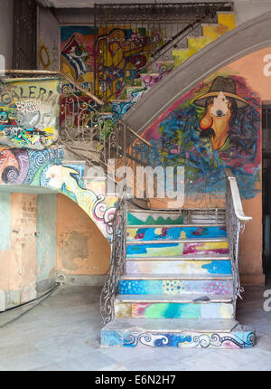 Escalier peint en couleurs dans un immeuble, la vieille Havane, Cuba Banque D'Images