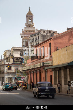 Rue Monserrate avec El Floridita bar à cocktails, La Havane, Cuba Banque D'Images