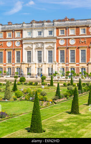 Hampton Court Palace Façade Sud et jardin privé London England UK GB EU Europe Banque D'Images